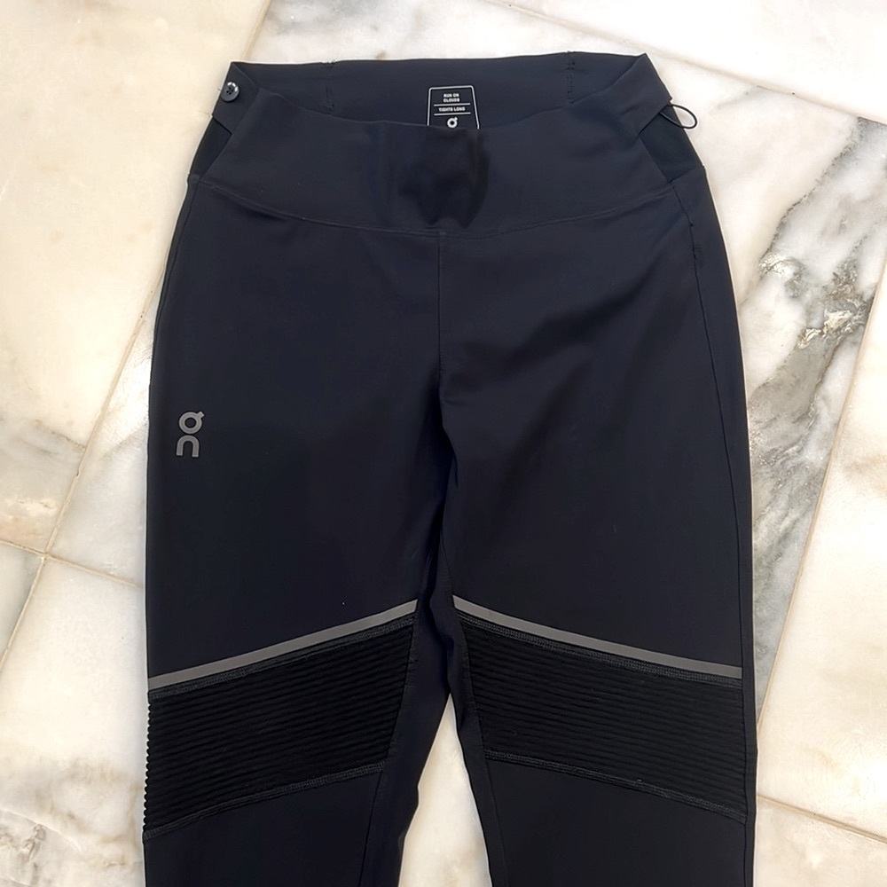 On Running Leggings. Moto detail. Flared leg. Color Black. SZ S.
